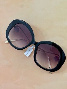 Anthropologie Classic Black Oversized Round Sunglasses with Gradient Lenses